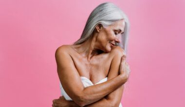 Menopausa, scoperto l’ormone che rende più aggressivo il tumore al seno: come agisce e perché