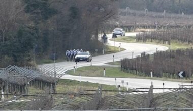 Auto affianca un gruppo di ciclisti e spara due colpi di pistola: tragedia sfiorata