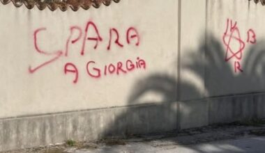 Minacce a Meloni, scritta "Spara a Giorgia" con stella BR a Marina di Pietrasanta
