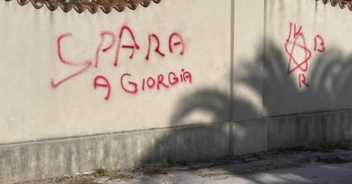 Minacce a Meloni, scritta "Spara a Giorgia" con stella BR a Marina di Pietrasanta