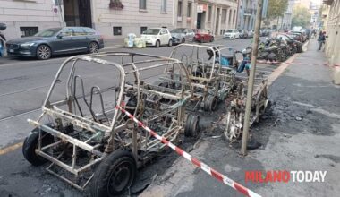 Incendio nella notte, auto avvolta e distrutta da un incendio