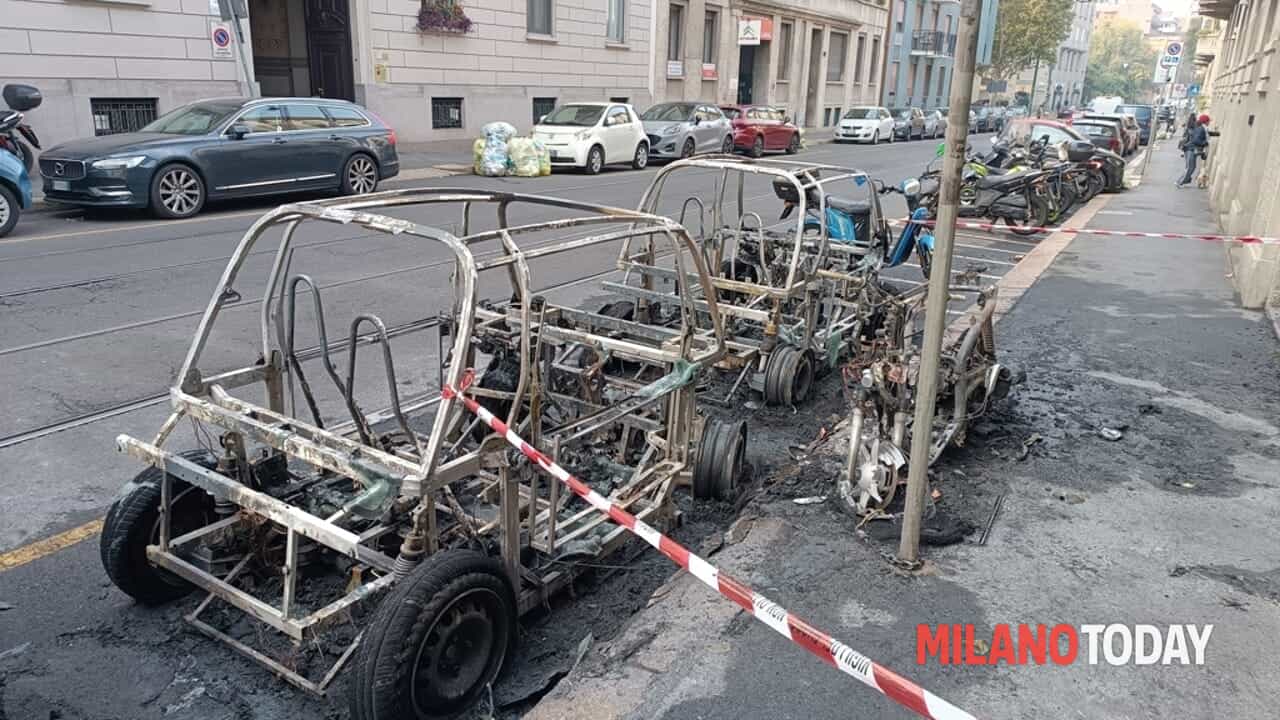 Incendio nella notte, auto avvolta e distrutta da un incendio