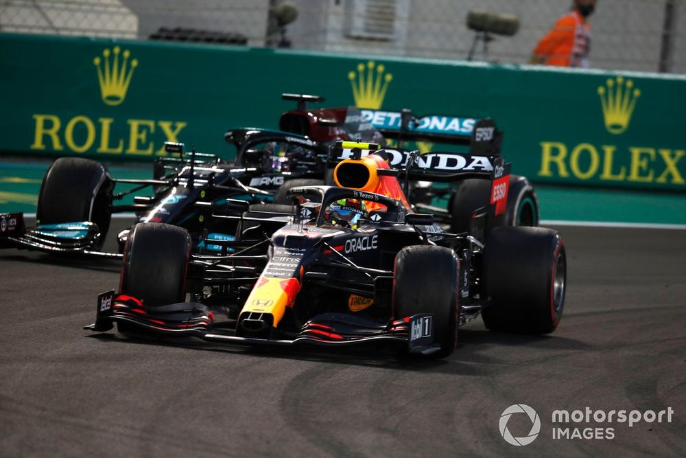 Sergio Perez, Red Bull Racing RB16B, Lewis Hamilton, Mercedes W12