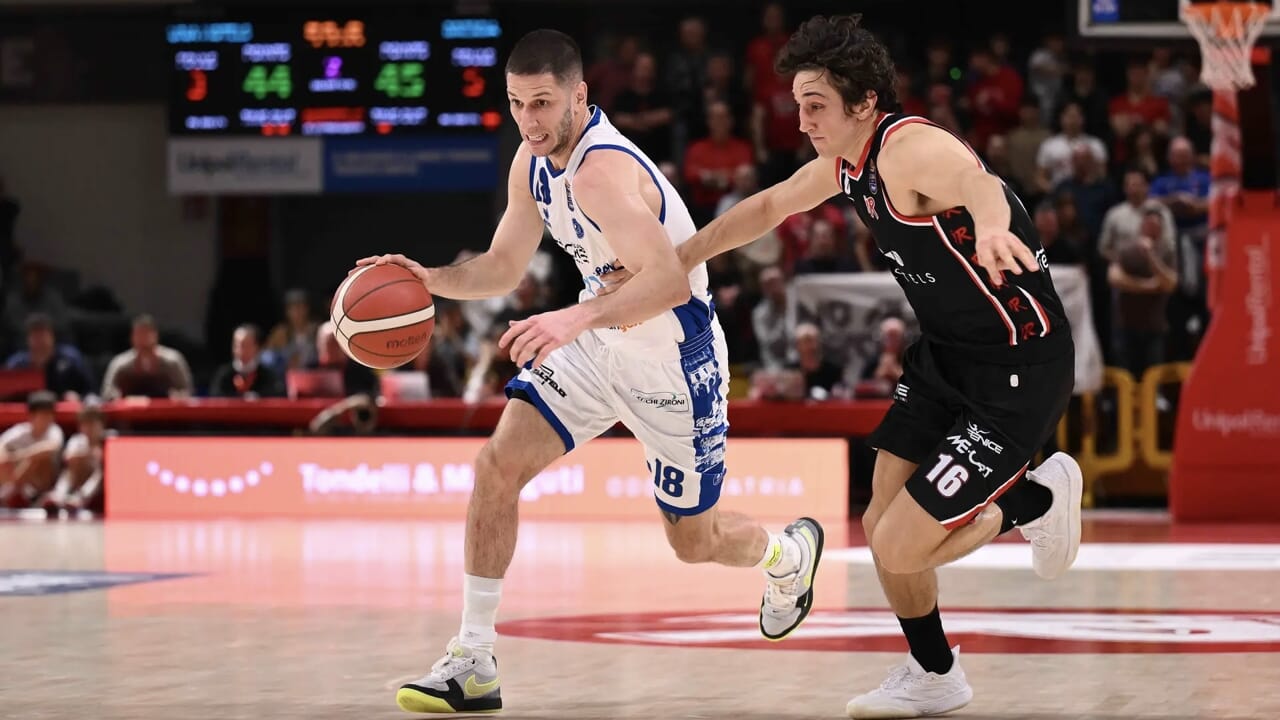 Reggio Emilia travolta 87-93. Gli highlights