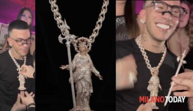 Sfera Ebbasta si regala una collana con la Madonnina da mezzo milione di euro: il video del gioiello