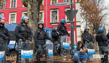 perquisizioni della polizia nello storico centro sociale di Torino