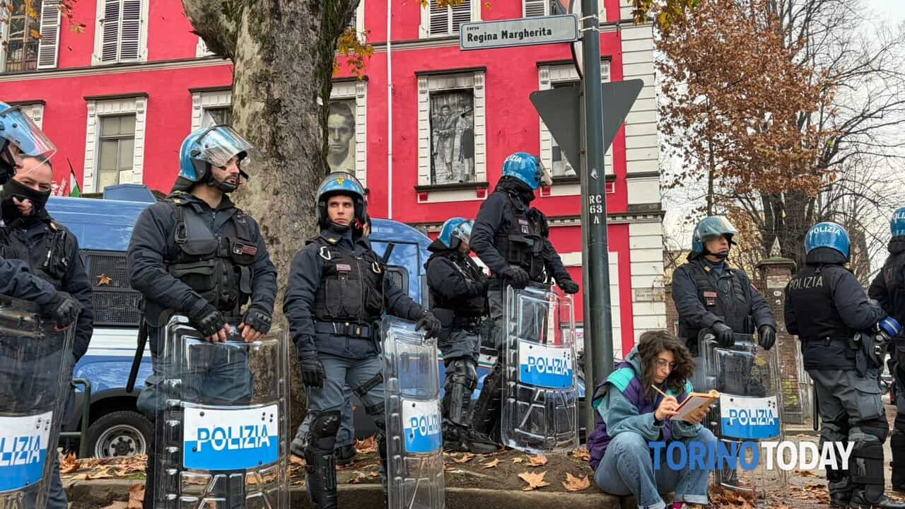 perquisizioni della polizia nello storico centro sociale di Torino