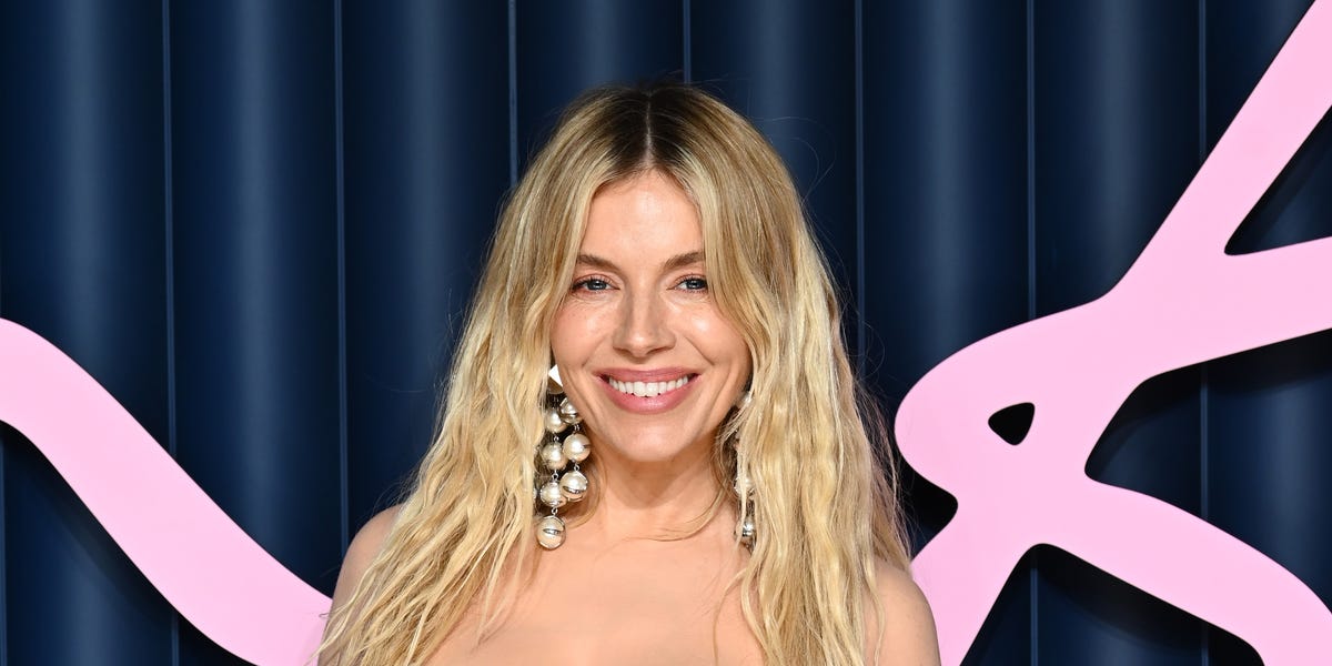 Sienna Miller è incinta del terzo figlio, le foto ai Fashion Awards