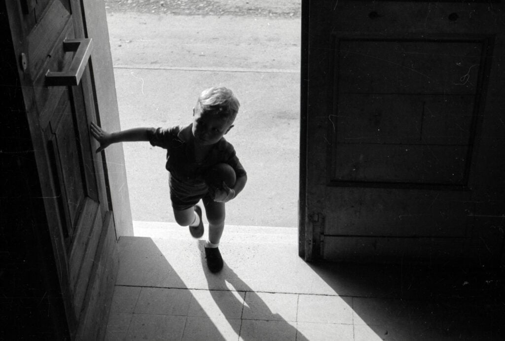 Sisto Sisti, Un bambino rientra a casa con la palla, 1936-37, © Fototeca dell’Archivio provinciale di Bolzano / Sisto Sisti