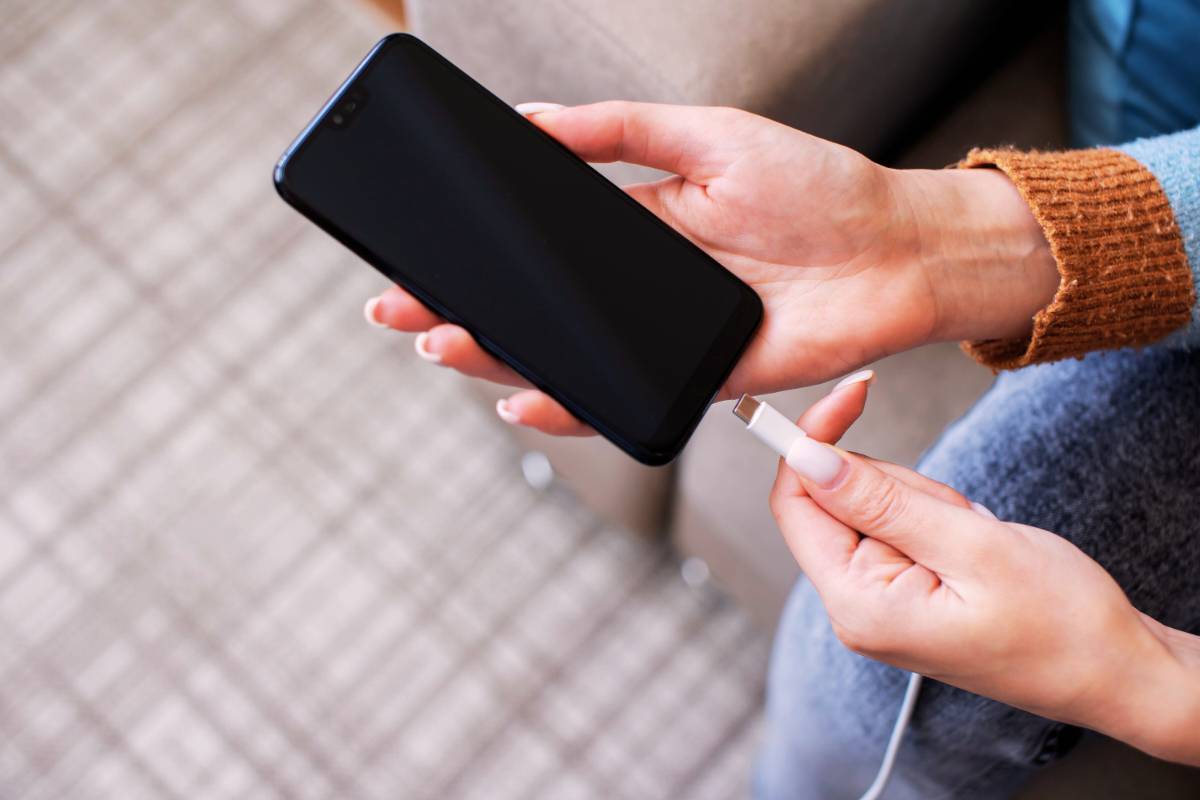 Smartphone in pericolo, questi caricabatterie stanno rovinando il tuo cellulare: controlla se ce l’hai anche tu