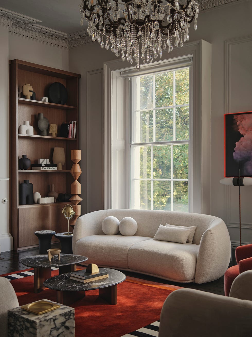 una casa clasica con decoracion moderna y calida