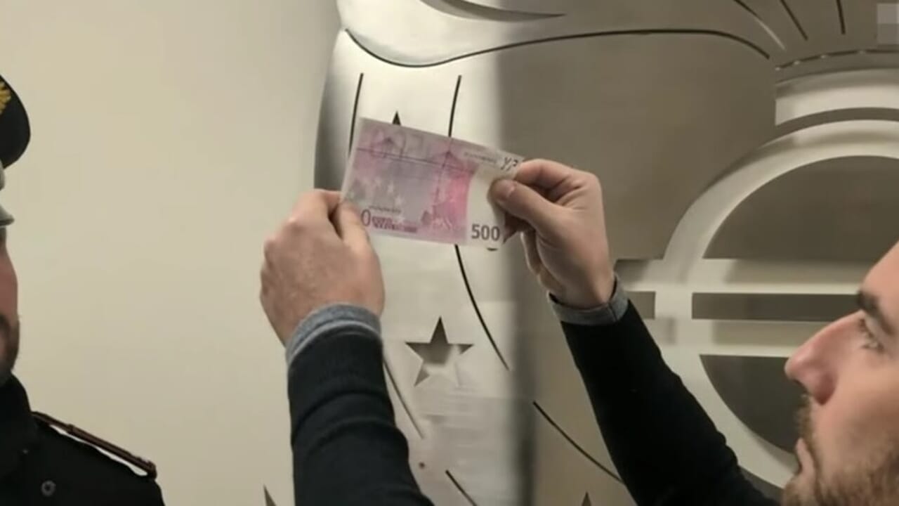 Preso 'Mister Falsario' a Roma, stampava soldi falsi e li vendeva in cambio di criptovalute