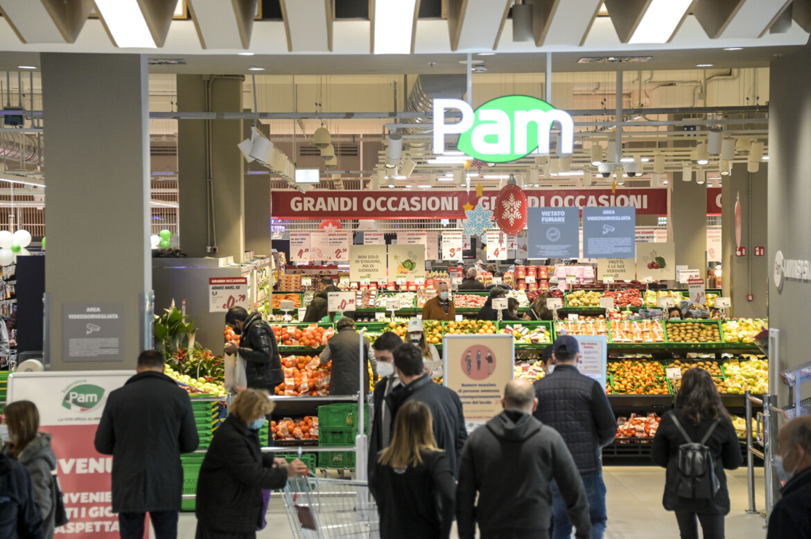 Gaza city. Una sfollata ripara la propria tenda danneggiata dalla pioggia, foto AP