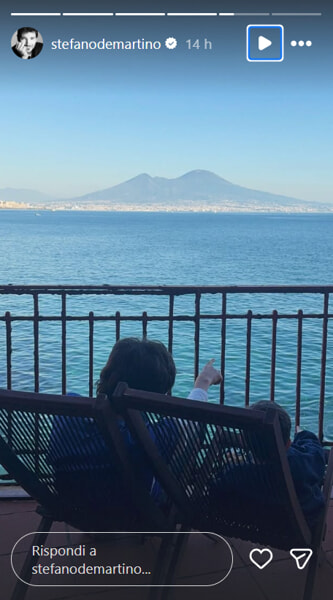 Santiago e il cuginetto mentre guardano il mare e il Vesuvio, foto da Instagram