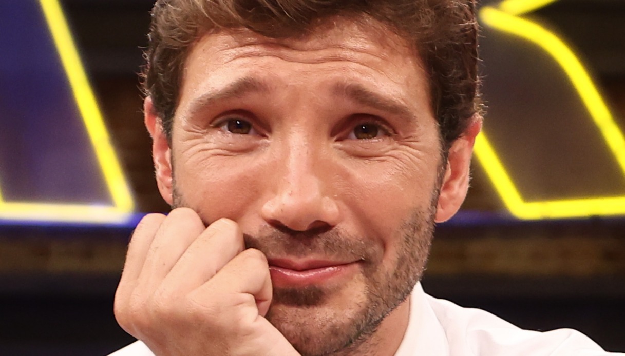 Affari Tuoi, gli sposi-fidanzati cedono all'offerta del Dottore: De Martino si sbagliava