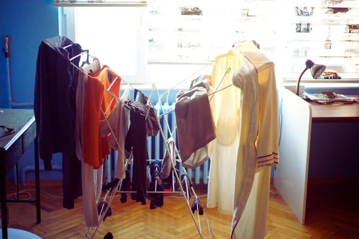 Se stendi così stai distruggendo i tuoi vestiti: il metodo alternativo