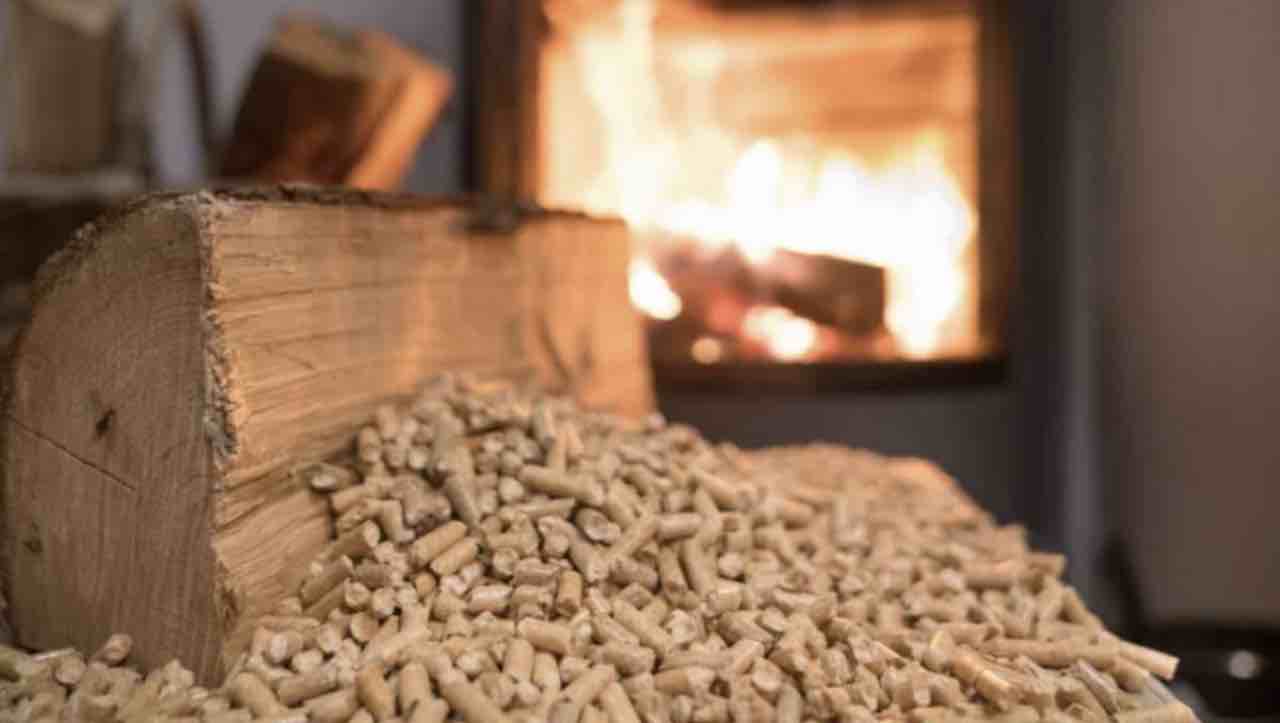 Stufe a pellet, ora c'è il cambiamento: cosa bisognerà mettere in casa | L'Unione Europea ha deciso
