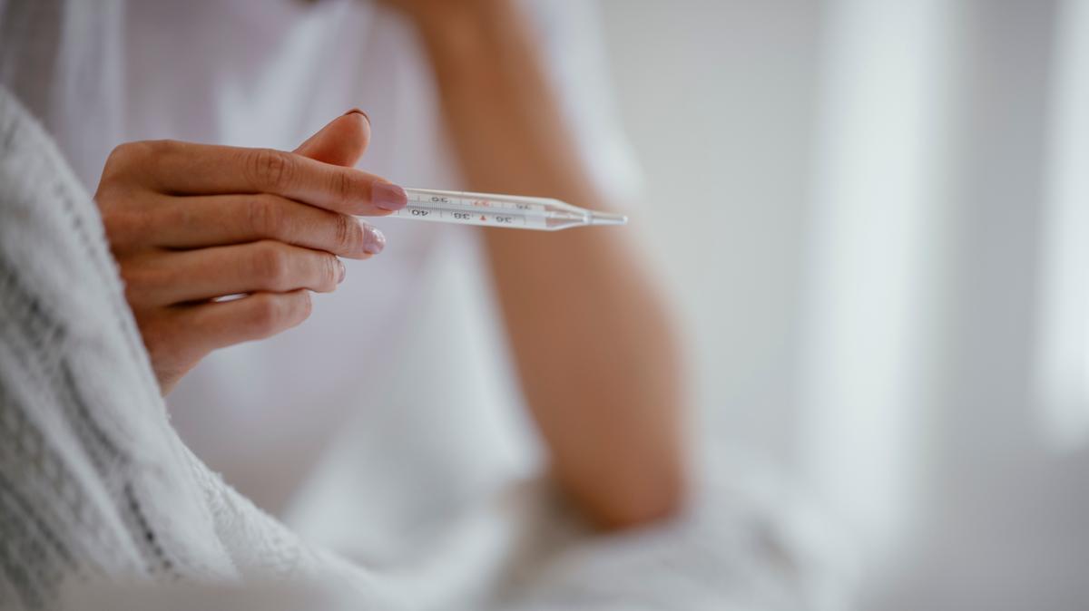 Feste rovinate (e sotto le coperte): tutti a letto con l’influenza. Febbre alta e dolori: quanto dura, sintomi, consigli