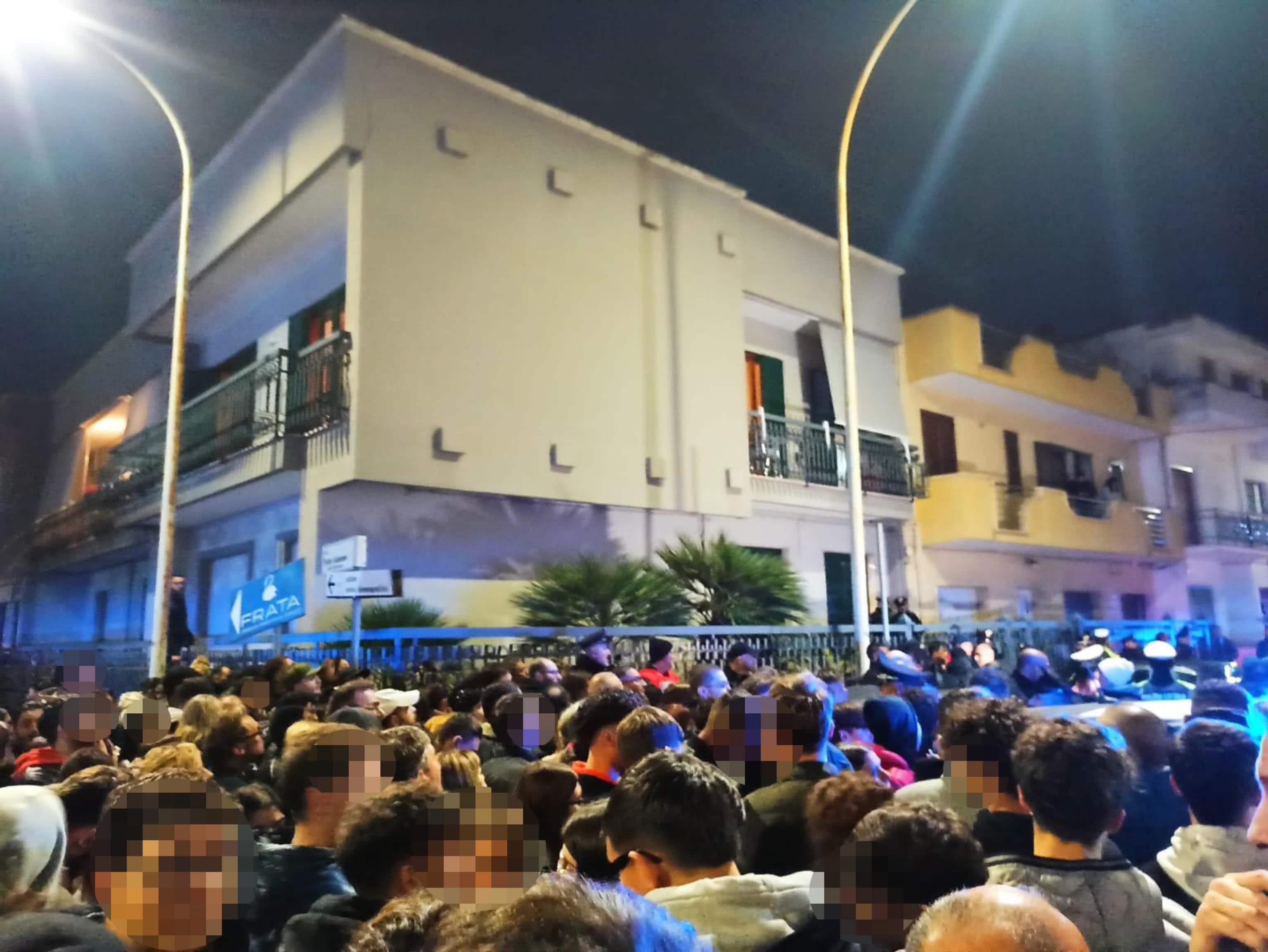 Folla di persone davanti alla casa dove è stata ritrovata Tatiana Tramacere La ragazza sarebbe stata tenuta sotto sequestro nello stesso stabile in cui vive il 30enne Dragos-Ioan Gheormescu, il giovane che è ora in caserma a Lecce e che era stato l'ultimo a incontrarla prima della scomparsa. Quando si è diffusa la notizia del ritrovamento, la folla che si è radunata sotto casa del giovane ha cominciato ad applaudire e a festeggiare. Tra loro anche il fratello di Tatiana, Vladimir. Nell'edificio poco fa è entrato personale del 118 che si ipotizza che sia giunto sul posto per verificare le condizioni di salute della ragazza.
ANSA/DANILO SANTORO