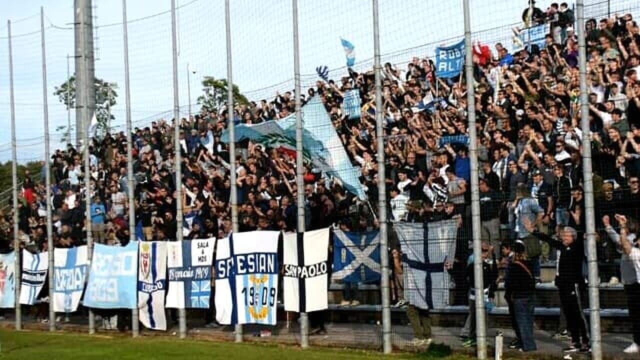 Bottiglie contro il bus dei tifosi del Mestre: rissa in centro