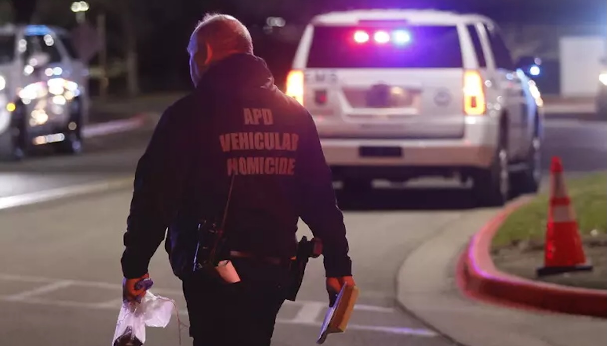 Investe un pedone mentre è in diretta su TikTok: cosa rischia