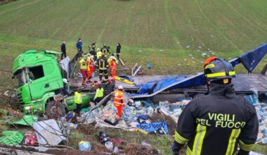 Camion si ribalta sulla Lecco-Bergamo a Cisano