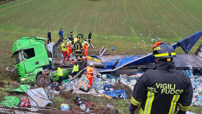 Camion si ribalta sulla Lecco-Bergamo a Cisano