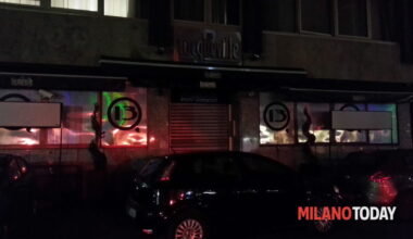 Sparano contro l'ingresso di una discoteca in zona corso Como: notte folle a Milano