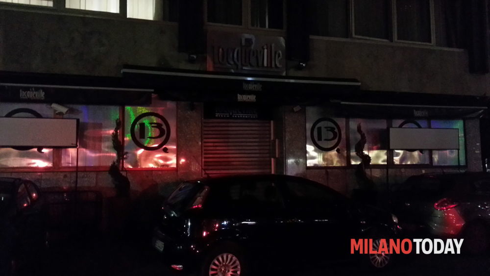 Sparano contro l'ingresso di una discoteca in zona corso Como: notte folle a Milano