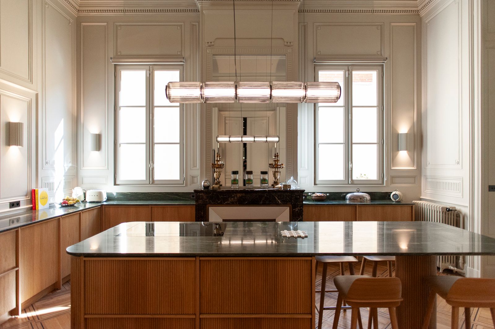 casa storica a bordeaux cucina isola con sgabelli cucina in legno finestre antiche