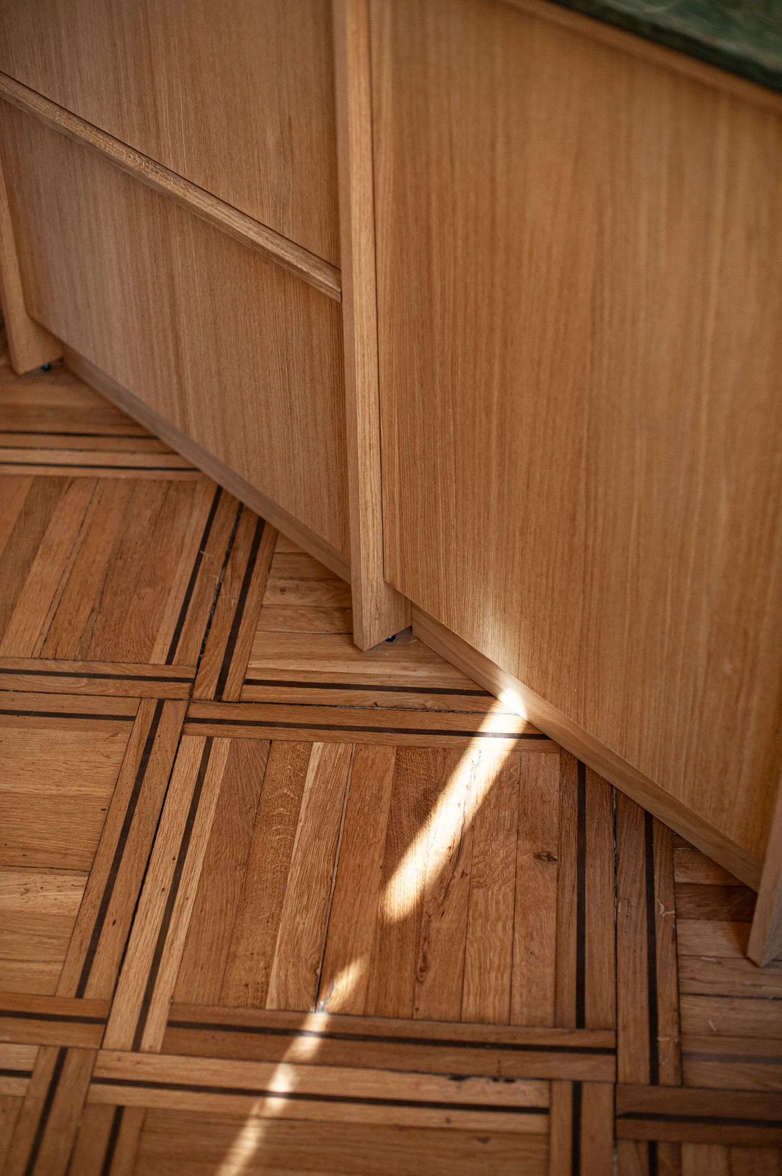 pavimento in legno con inserti in ebano