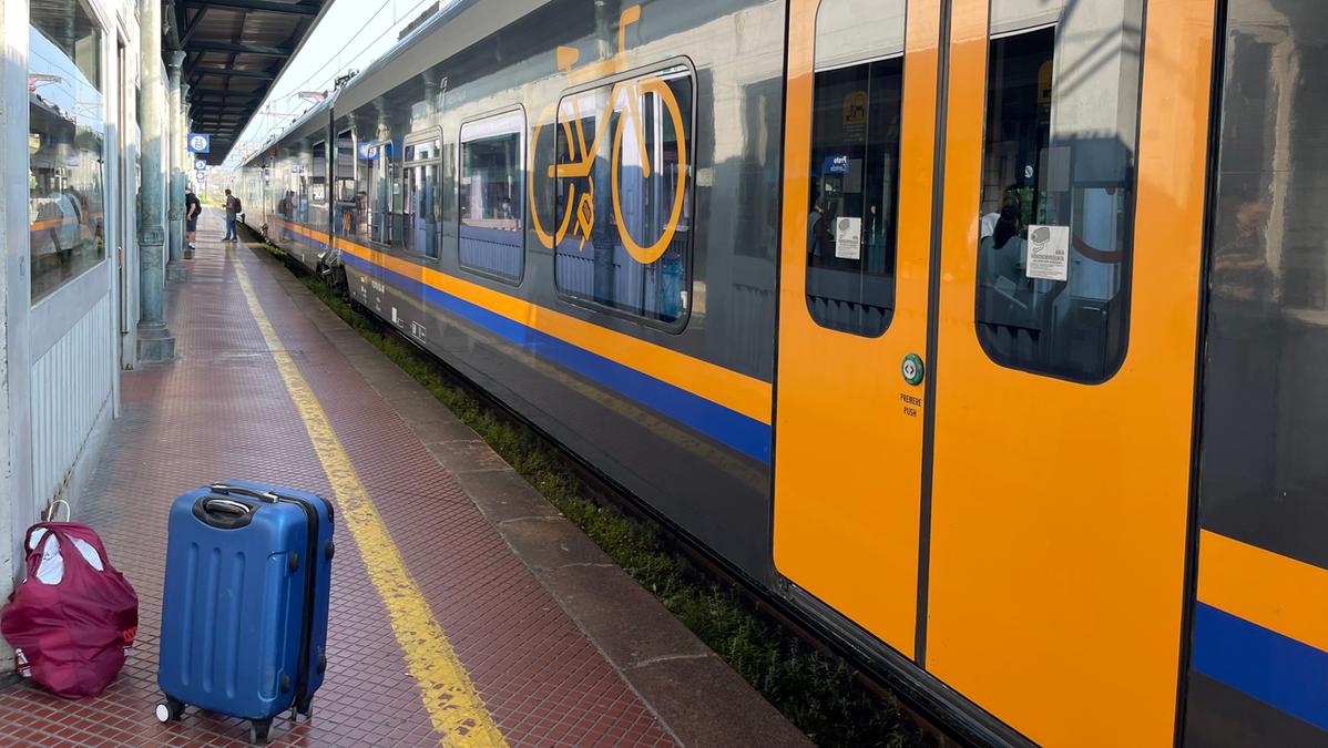 Investito dal treno, l’incidente mortale alla stazione di Calenzano. Macchinista sotto shock