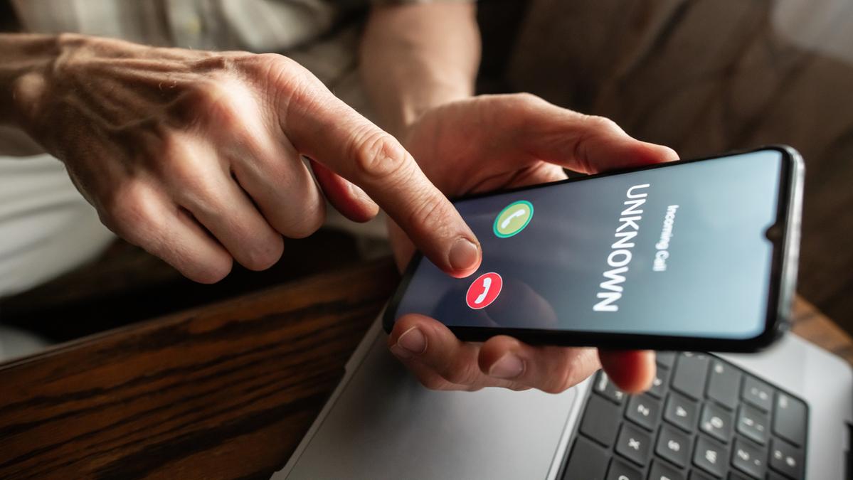 Oltre 90mila euro sottratti dal conto, i soldi trasferiti all’estero. Sms e smishing, ecco come attiravano le vittime