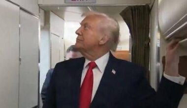 Trump colpito dalla porta del bagno sull'Air Force One: il video è virale