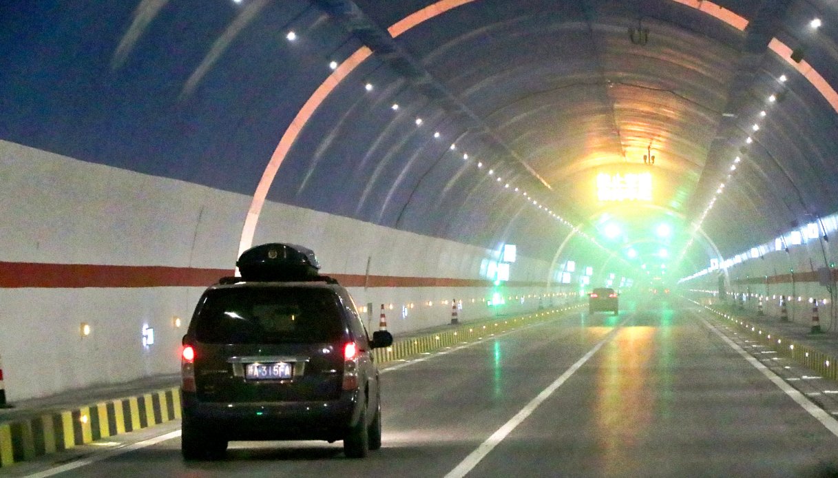 Apre il tunnel stradale più lungo del mondo: quanti chilometri e dove si trova