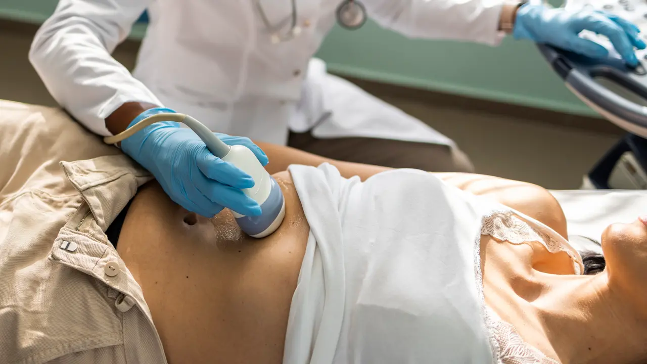 Un'ecografia eseguita su una paziente in una immagine di repertorio