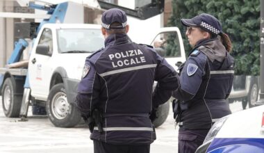 esce dal locale, sale in auto e si schianta contro i mezzi in sosta