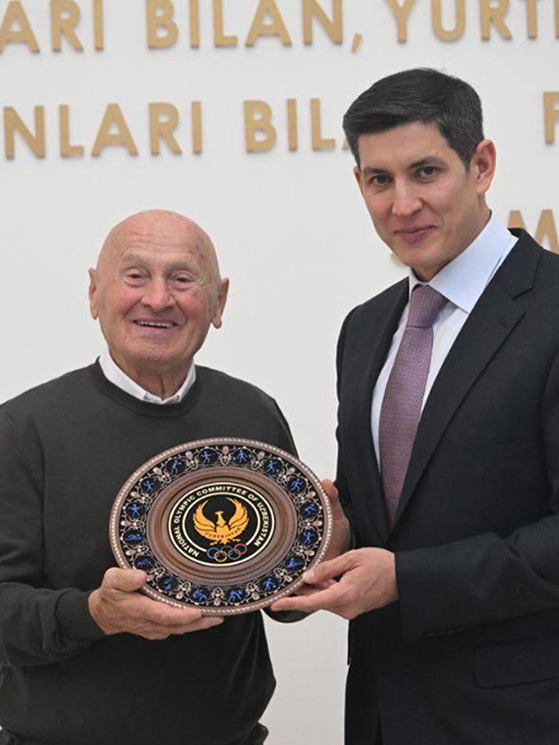 Bruno Reverberi riceve il simbolo del Comitato olimpico uzbeko da Otabek Umarov