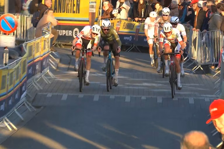 Ciclocross, scintille fra Michael Vanthorenhout e Ryan Kamp durante la gara di Kortrijk: "Ha frenato per farmi cadere" - "Conosco i giochini che fa la sua squadra"