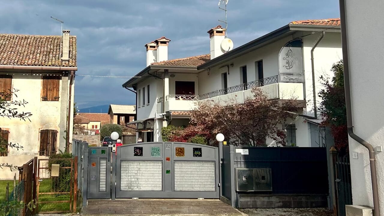 Travolto e ucciso dal basculante del garage, stava aspettando il tecnico per ripararlo