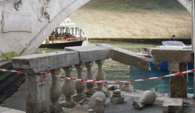 Venezia, donna ruba barca piena di pacchi e si schianta sul Ponte di Rialto. Video
