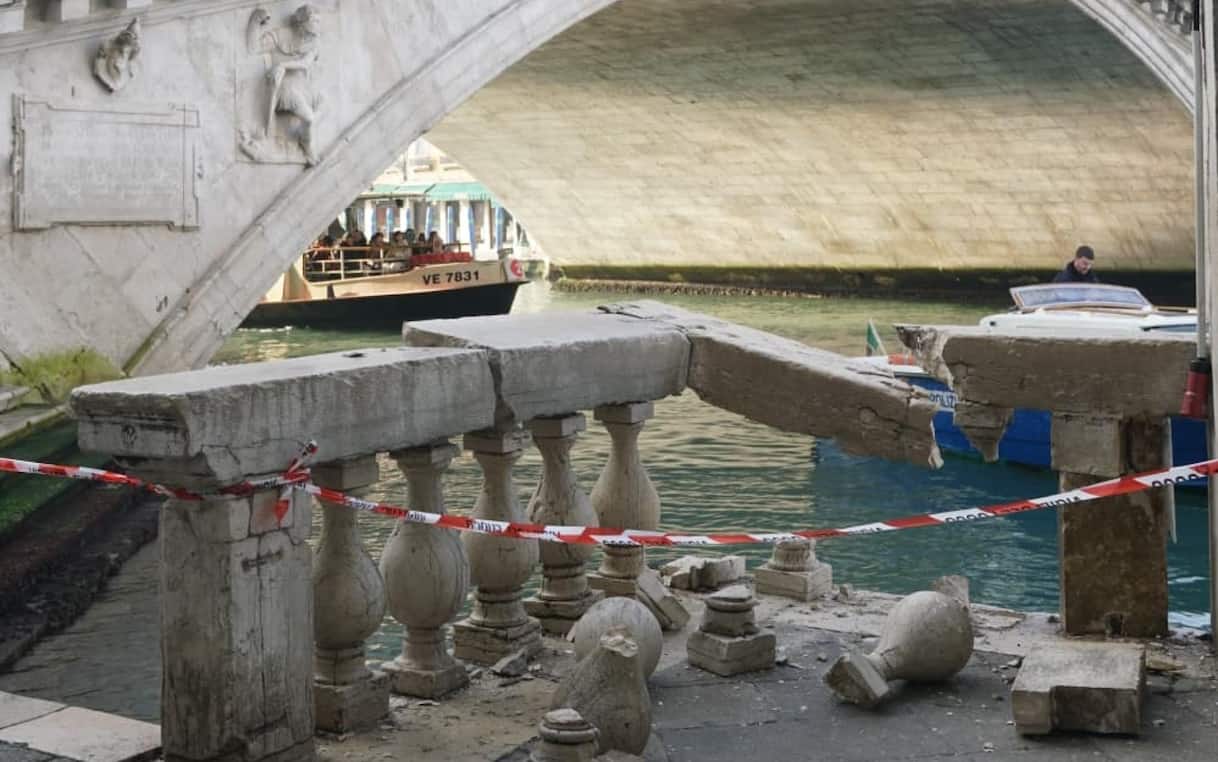 Venezia, donna ruba barca piena di pacchi e si schianta sul Ponte di Rialto. Video
