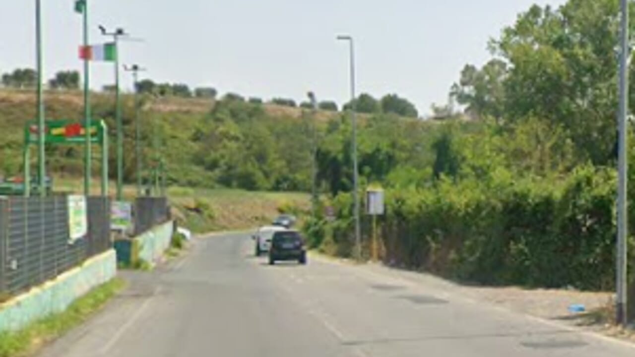 Ladri nel supermercato, il proprietario vede il furto in diretta con le telecamere