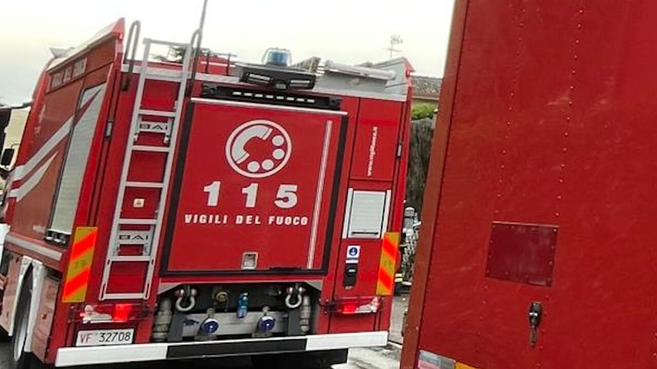 Domato l'incendio alle canne fumarie di abitazioni con il tetto in legno