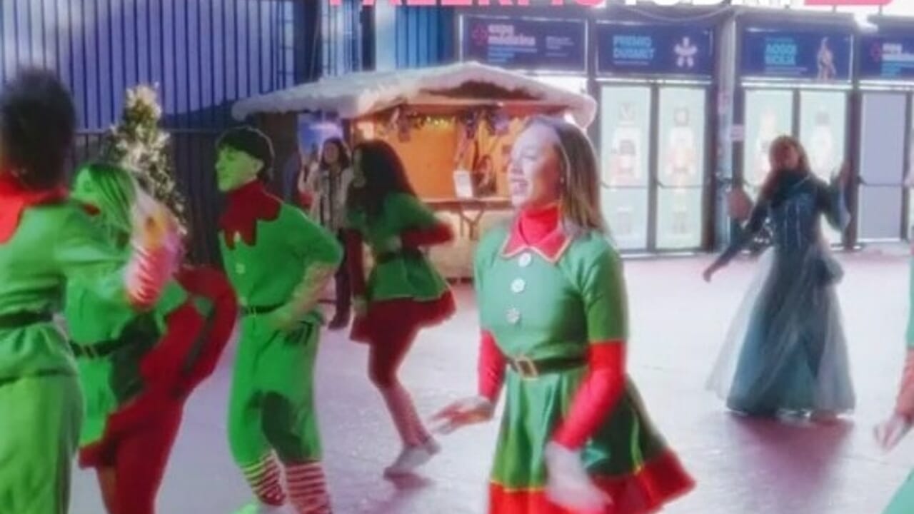 La magia della pista di pattinaggio anima la Fiera: inaugurato il Villaggio di Natale