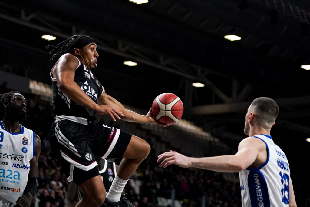 La Virtus batte Brescia e gli soffia la vetta - éTV Rete 7