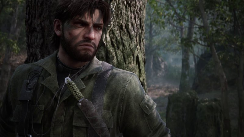 Snake si nasconde dietro un albero in Metal Gear Solid Delta: Snake Eater