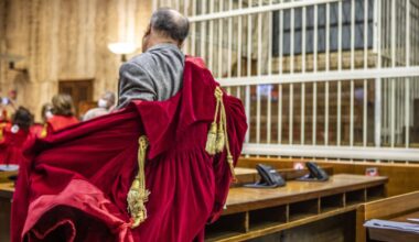 Un ambulante vende sardine in un piccolo mercato di Gaza City foto Ap/Abdel Kareem Hana