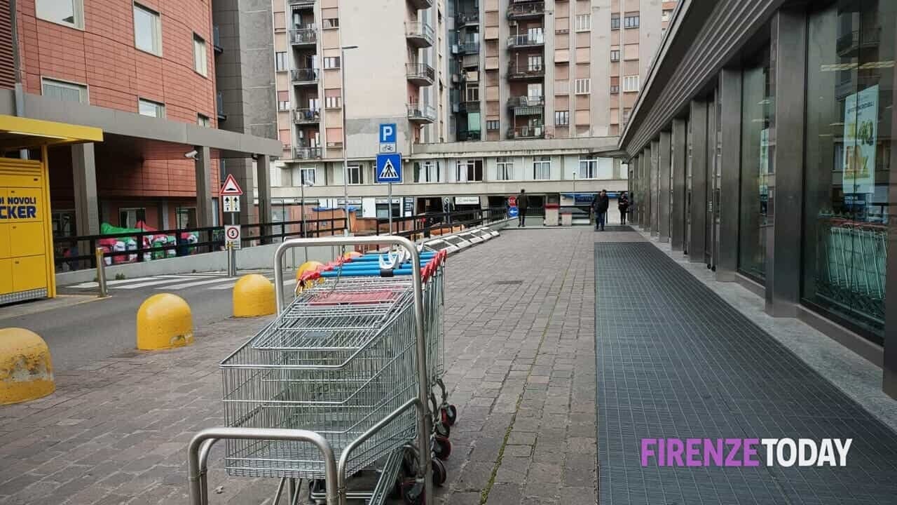 Cassiera molestata nel bagno dell'Esselunga di Novoli da uno sconosciuto