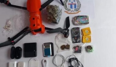 trasportava un telefono e oltre 300 grammi di droga